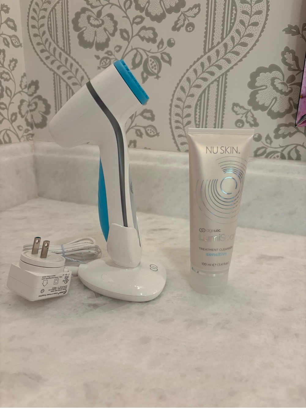 Skin Lumispa Sensitive Treatment Cleanser with White Device and Blue Brush Head - Picture 2 of 3